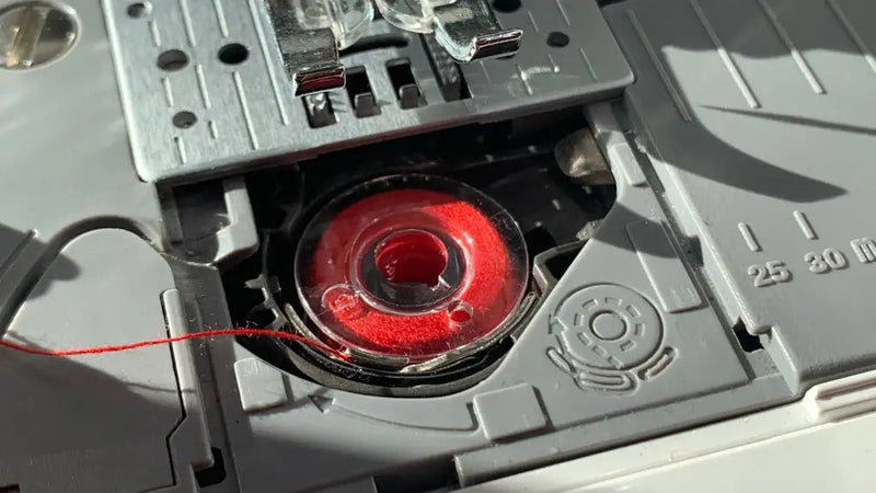 Comment mettre une canette dans une machine à coudre ?