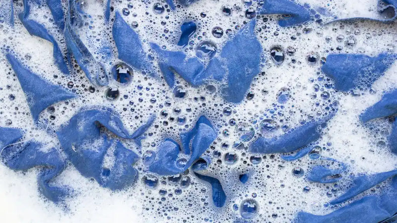 Comment enlever la moisissure sur le tissu : 4 astuces efficaces