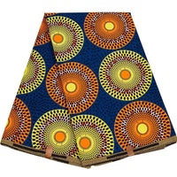 Un morceau de tissu plié de Longan Craft France avec un motif traditionnel Kente. Ce tissu en wax 100 % coton au mètre, textile africain Ankara, est parfait pour des costumes de scène vibrants.
