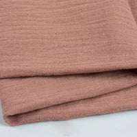 Découvrez le Tissu double gaze 100 % coton au mètre de Longan Craft France : un tissu léger et doux dans un mauve discret, avec un motif tissé texturé - parfait pour les vêtements et les accessoires.