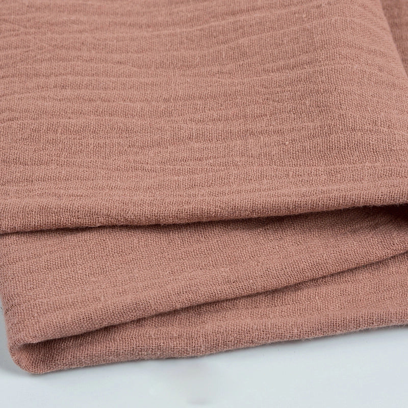 Découvrez le Tissu double gaze 100 % coton au mètre de Longan Craft France : un tissu léger et doux dans un mauve discret, avec un motif tissé texturé - parfait pour les vêtements et les accessoires.