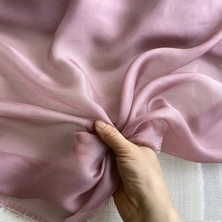 Mousseline de soie de mûrier de luxe au mètre de Longan Craft France, une mousseline de soie pure naturelle et légère aux plis aériens et à la texture douce, parfaite pour les vêtements de luxe.