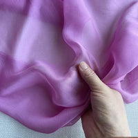 Mousseline de soie de mûrier de luxe au mètre de Longan Craft France - cette mousseline de soie de mûrier naturelle, légère et pure est idéale pour créer des vêtements élégants et semi-transparents.