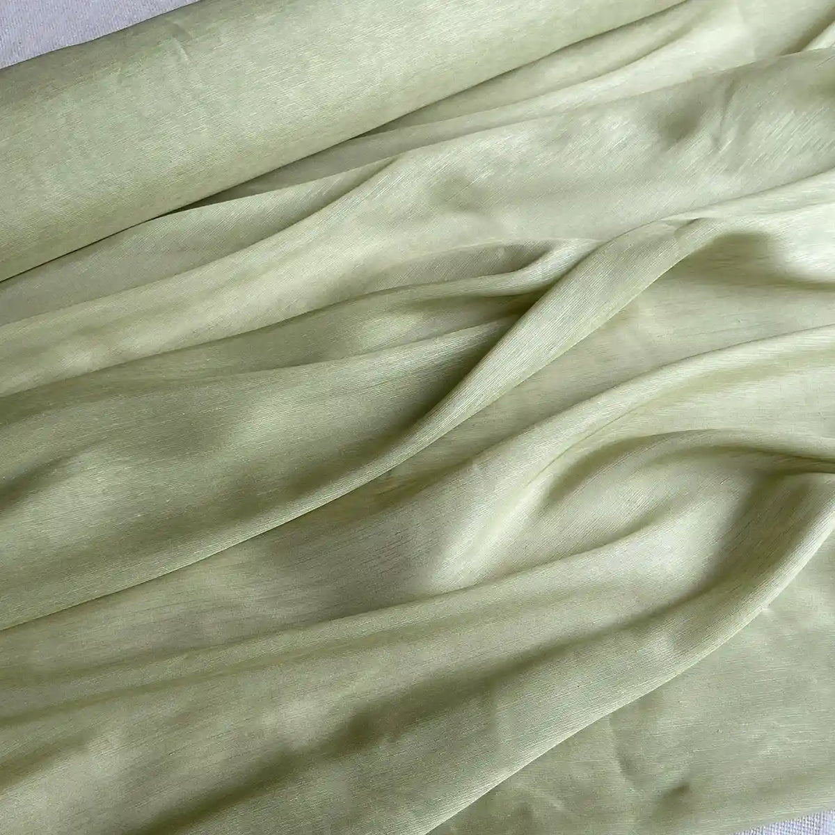 Tissu soie et lin 14 mommes de Longan Craft France, aux couleurs vibrantes, présente une texture lisse et un éclat subtil parfaits pour l'été.