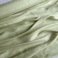 Tissu soie et lin 14 mommes de Longan Craft France, aux couleurs vibrantes, présente une texture lisse et un éclat subtil parfaits pour l'été.