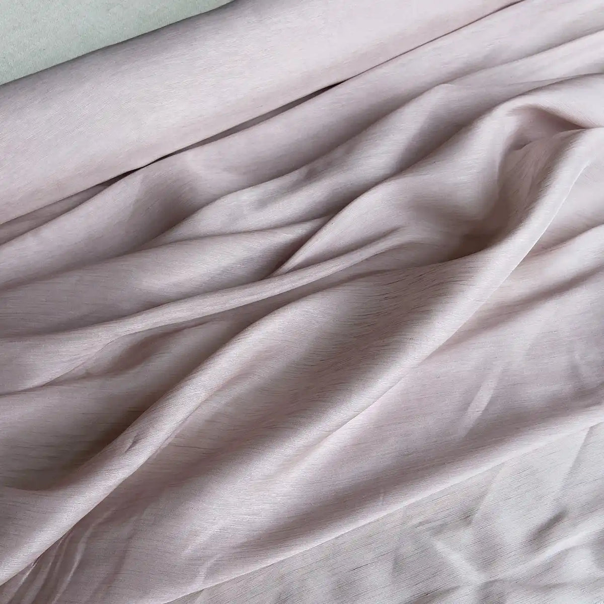 Tissu soie et lin 14 mommes au mètre de Longan Craft France est léger, doux et étalé avec de délicats plis. Cet organza de soie de mûrier aux couleurs vibrantes est parfait pour ajouter une touche luxe à vos créations estivales.