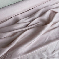 Tissu soie et lin 14 mommes au mètre de Longan Craft France est léger, doux et étalé avec de délicats plis. Cet organza de soie de mûrier aux couleurs vibrantes est parfait pour ajouter une touche luxe à vos créations estivales.