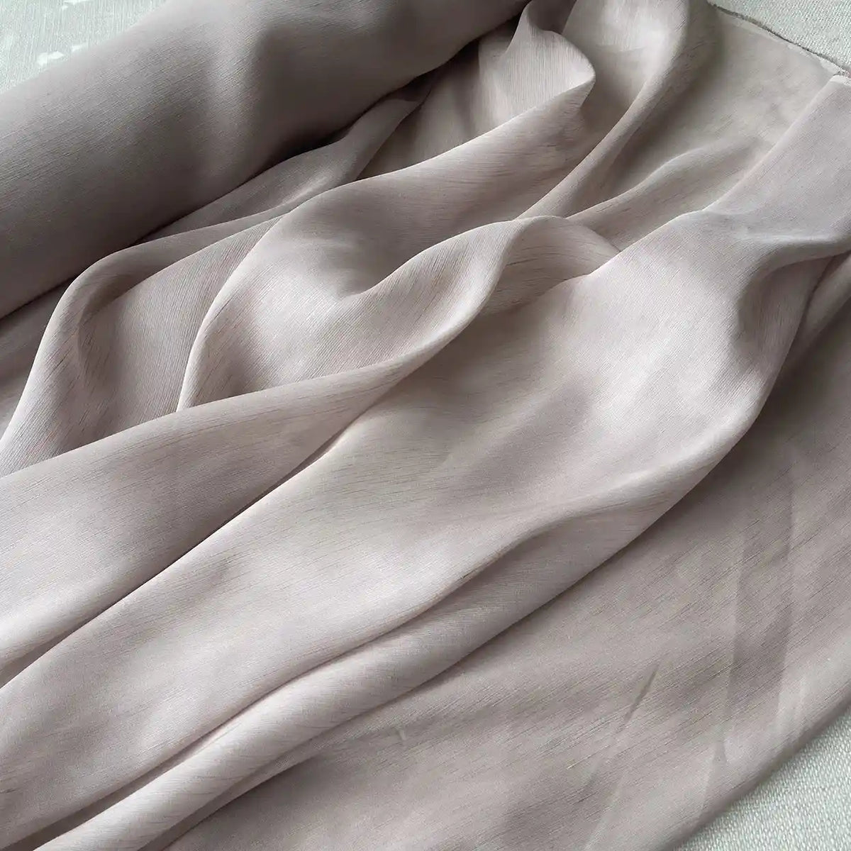 Gros plan sur Tissu soie et lin 14 mommes de Longan Craft France, un Organza de soie de mûrier léger et légèrement brillant aux couleurs vibrantes, élégamment drapé et parfait pour les créations estivales.
