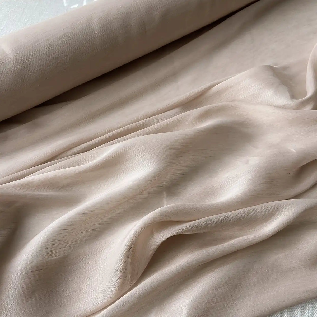 Un gros plan sur le Tissu soie et lin 14 mamans au mètre de Longan Craft France montre sa texture lisse, légèrement transparente et ses plis doux - parfait comme organza de soie de mûre vibrante pour les créations estivales.