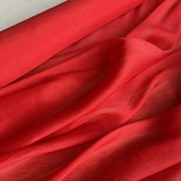 Tissu soie et lin 14 mommes au mètre de Longan Craft France : un organza de soie de mûrier rouge éclatant, léger et semi-transparent, laisse passer la lumière pour des jeux d'ombre délicats. Idéal pour l'été.