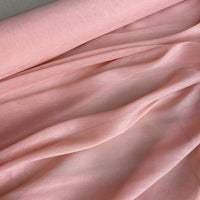 Gros plan sur le Tissu soie et lin 14 mommes de Longan Craft France, rose pâle et semi-transparent, qui présente des plis délicats en organza de soie de mûrier, un tissu idéal pour l'été.