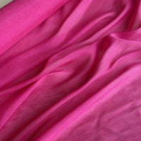 Un rose vibrant Tissu soie et lin 14 mommes de Longan Craft France, avec des plis doux et fluides et une texture riche, apporte une touche luxueuse à n'importe quel décor - l'organza de soie de mûrier parfait pour l'été.