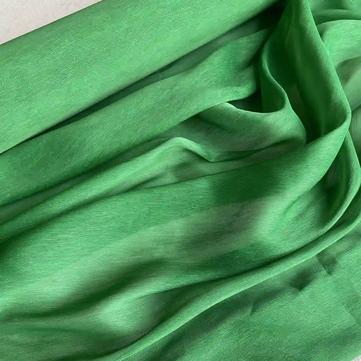 Gros plan sur Tissu soie et lin 14 mommes de Longan Craft France, un organza de soie de mûrier léger aux plis et drapés naturels, parfait pour l'été grâce à ses couleurs vibrantes et à sa texture légèrement translucide.