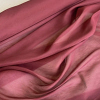 Gros plan sur Tissu soie et lin 14 mamans au mètre de Longan Craft France, montrant sa texture douce d'organza de soie de mûrier, ses plis subtils et ses variations de couleurs vibrantes - le tissu idéal pour l'été.