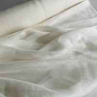 Gros plan sur un rouleau de Longan Craft France Tissu soie et lin 14 mommes au mètre Organza de soie de mûrier, transparent et léger avec une texture douce et légèrement brillante, drapé en plis doux - idéal pour l'été.