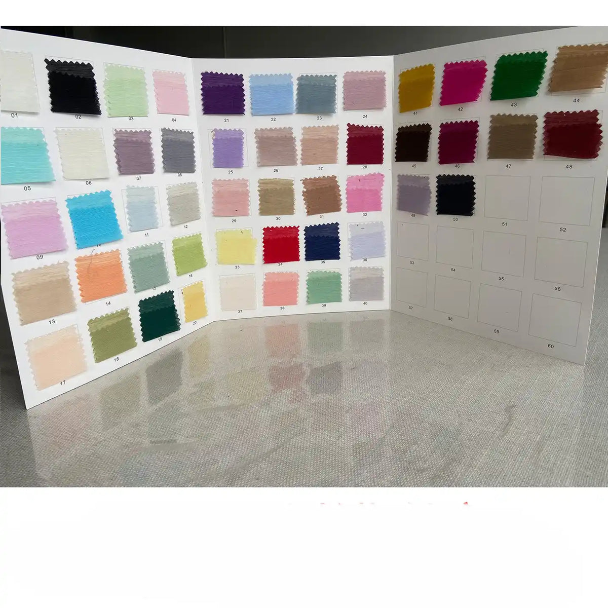 Une carte d'échantillons dépliante de Longan Craft France présente 48 échantillons de Tissu soie et lin 14 mommes au mètre et d'Organza de soie de mûrier, disposés dans une grille aux couleurs vives, plus douze espaces vierges sur le panneau de droite.