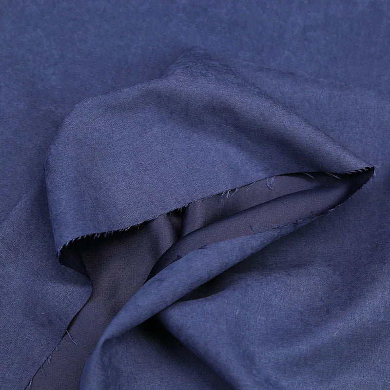 Gros plan sur le microsuède polyester multicolore au mètre de Longan Craft France, montrant sa douce texture peau de pêche brossée-idéal pour vêtements et décoration.