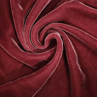 Un gros plan de Velours de soie de mûrier doux de Longan Craft France montre le riche tissu de rayonne de soie rouge bordeaux torsadé en spirale, mettant en valeur sa texture douce et son éclat élégant, idéal pour l'ameublement, la couture et les projets créatifs.