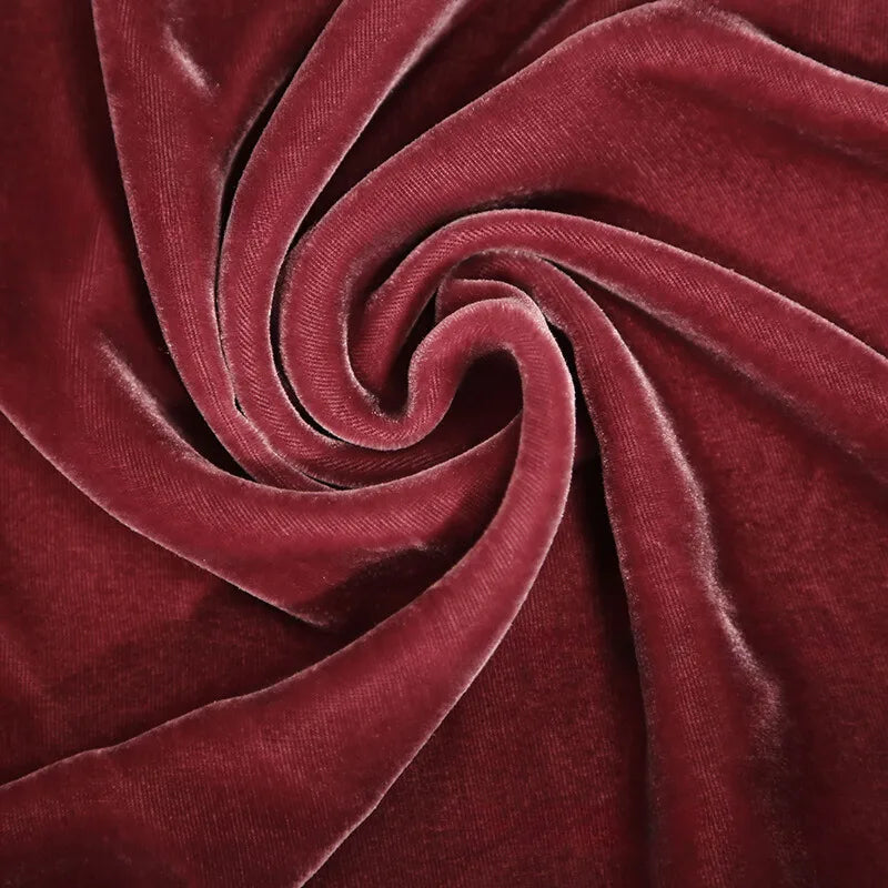Un gros plan de Velours de soie de mûrier doux de Longan Craft France montre le riche tissu de rayonne de soie rouge bordeaux torsadé en spirale, mettant en valeur sa texture douce et son éclat élégant, idéal pour l'ameublement, la couture et les projets créatifs.