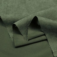 Gros plan sur la superposition de Microsuède polyester multicolore au mètre de Longan Craft France, montrant la texture brossée douce et semblable à la peau de pêche, la finition mate et les bords légèrement effilochés, idéaux pour des vêtements confortables.