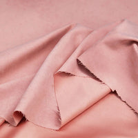 Gros plan sur Microsuède polyester multicolore au mètre de Longan Craft France : tissu doux à texture peau de pêche brossée, reflets subtils et bords légèrement effilochés-idéal pour vêtements ou décoration.