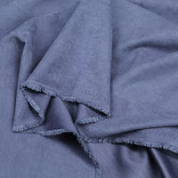 Gros plan sur Microsuède polyester multicolore au mètre de Longan Craft France, tissu doux à texture peau de pêche brossée, montré avec bords bruts et ourlets non finis ; idéal pour vêtements et décoration.