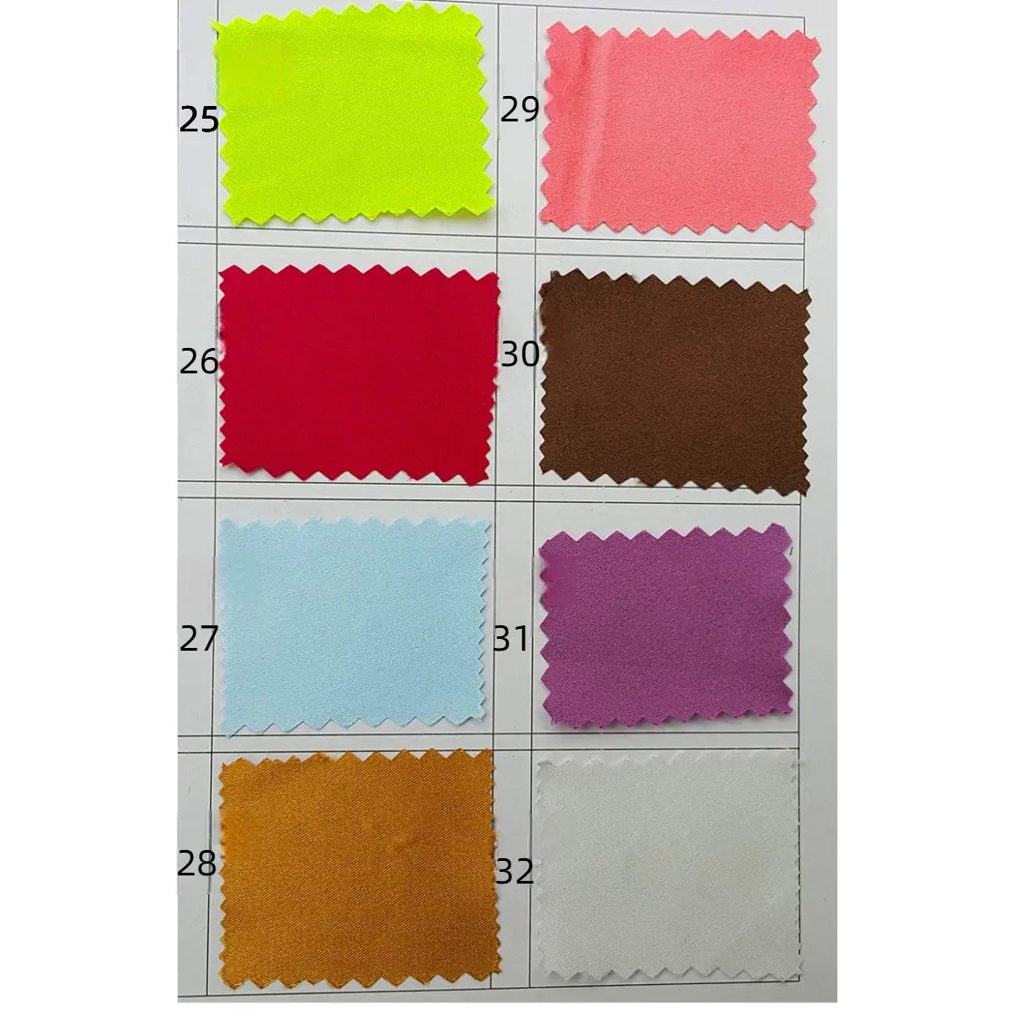 Neuf échantillons rectangulaires de polyester satiné Longan Craft France (numérotés de 25 à 32) de couleur jaune, rose, rouge, marron, bleu clair, violet, orange et blanc sont disposés dans une grille. Idéal pour vêtements.