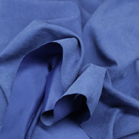 Gros plan sur le microsuède polyester multicolore au mètre de Longan Craft France, tissu peau de pêche brossée doux et agréable, parfait pour la confection de vêtements, drapé et plié pour révéler sa texture lisse et ses plis délicats.