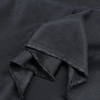 Gros plan sur Microsuède polyester multicolore au mètre de Longan Craft France, qui présente une texture brossée peau de pêche avec des bords bruts et des plis subtils. Ce tissu doux et légèrement brillant est parfait pour les vêtements et la décoration.