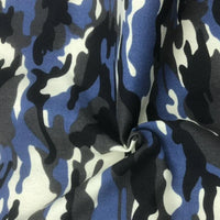 Gros plan sur le Tissu toile imprimé camouflage au mètre de Longan Craft France, avec des motifs bleus, noirs, gris et blancs. Ce tissu de haute qualité est légèrement torsadé pour créer des plis et des ombres naturels. Il est idéal pour les vêtements, les sacs, les tentes ou les chapeaux.