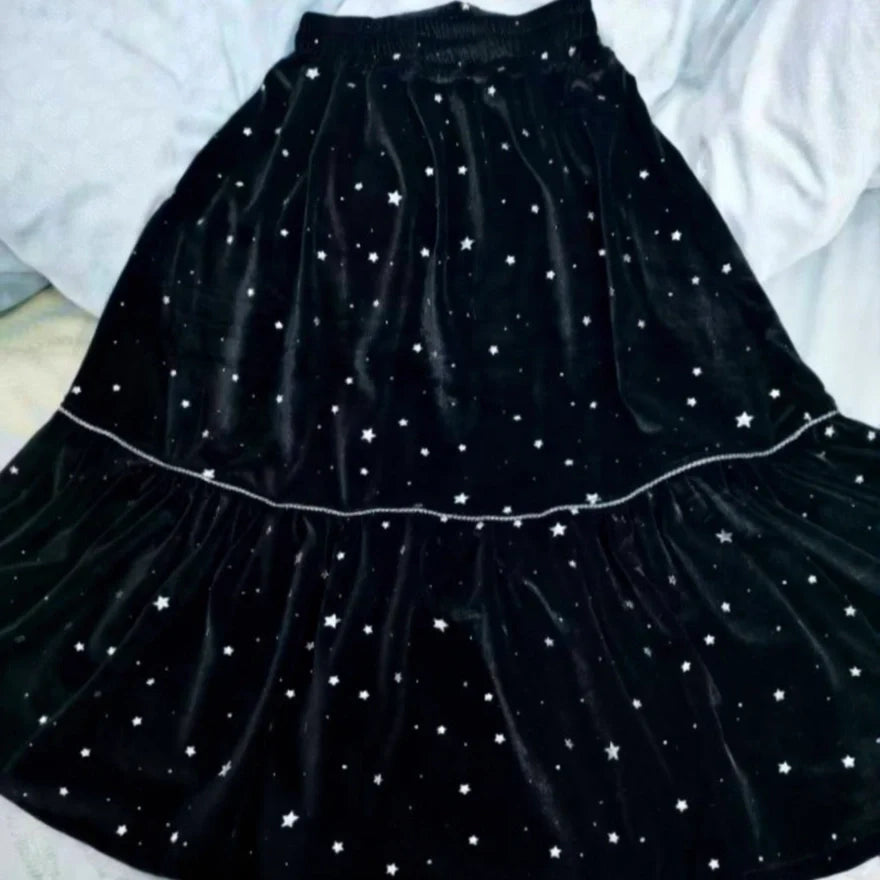 Une Jupe midi plissée femme de Longan Craft France en velours noir, avec un motif à étages avec de petites étoiles blanches, est posée à plat - une inspiration parfaite pour votre prochain patron couture. Patron PDF gratuit à télécharger.