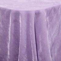 Une table ronde est drapée de Velours de soie de mûrier doux de Longan Craft France, un velours d'ameublement doux à base de soie et de rayonne, parfait pour l'ameublement, la couture et l'artisanat, présenté ici dans une gracieuse nuance violet clair.