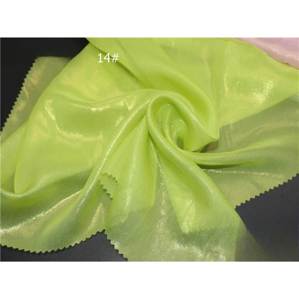 Un Tissu mousseline métallisé jaune-vert clair de Longan Craft France, aux bords coupés en zigzag et portant le numéro "14#" en blanc, est présenté, montrant sa brillance subtile et sa légèreté.
