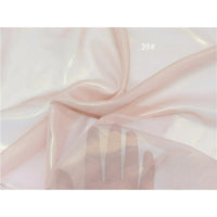 Une main est visible sous le tissu mousseline rose pâle métallisé au mètre de Longan Craft France, montrant sa translucidité. Le numéro "39#" apparaît dans le coin supérieur droit.