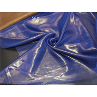 Un morceau de "Tissu mousseline métallisé au mètre" bleu brillant de Longan Craft France est délicatement plié avec un tourbillon au centre. Les bords sont rosés, un tissu marron apparaît dans le coin et le numéro 56# est indiqué.