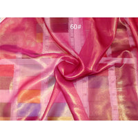 Un tissu mousseline rose brillant métallisé par Longan Craft France est élégamment drapé et froncé au centre, placé sur un tableau d'échantillons numérotés avec "60#" imprimé en haut.