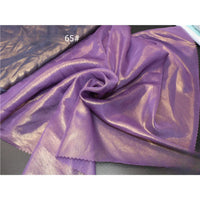 Un Tissu mousseline brillant et violet métallisé au mètre par Longan Craft France est présenté avec des bords dentelés et "65#" dans le coin. Ce tissu léger et iridescent est légèrement froncé et convient parfaitement à la couture.