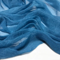 Tissu mousseline plissé brillant de Longan Craft France, en polyester multicolore léger et froissé, capte la lumière sur ses plis délicats-idéal pour des robes de soirée élégantes et aériennes. Vendu au mètre.