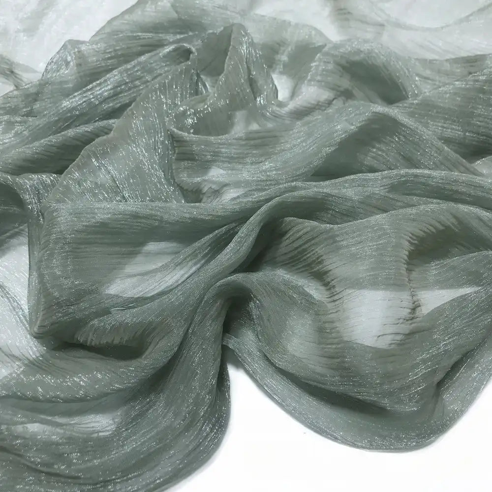 Le Tissu mousseline plissé brillant au mètre de Longan Craft France est un tissu polyester léger, transparent et froissé, aux reflets subtils, parfait pour les robes de soirée et les décors élégants.