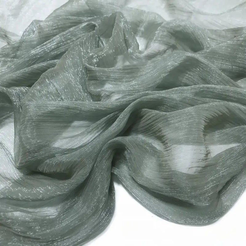 Le Tissu mousseline plissé brillant au mètre de Longan Craft France est un tissu polyester léger, transparent et froissé, aux reflets subtils, parfait pour les robes de soirée et les décors élégants.