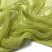 Gros plan sur le Tissu mousseline plissé brillant au mètre de Longan Craft France, une mousseline de polyester vert clair, semi-transparente, à la texture chatoyante et froissée, délicatement drapée en plis souples.