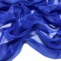 Gros plan sur le Tissu mousseline plissé brillant au mètre, semi-transparent et chatoyant, de Longan Craft France, aux plis ondulés et présenté sur un fond blanc.