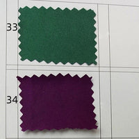 Deux échantillons de tissu rectangulaires avec des bords en zigzag sont représentés sur une grille. L'échantillon 33 est du "Tissu en satin multicolore" de Longan Craft France et l'échantillon 34 est violet. Les deux sont placés dans des boîtes séparées et étiquetées.