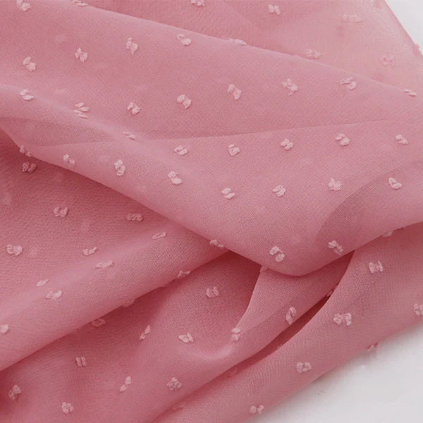 Découvrez la Mousseline à plumetis au mètre de Longan Craft France : un tissu jacquard doux et légèrement translucide avec de délicats points multicolores en relief et une élégante texture pointillée, parfaite pour des créations élégantes.