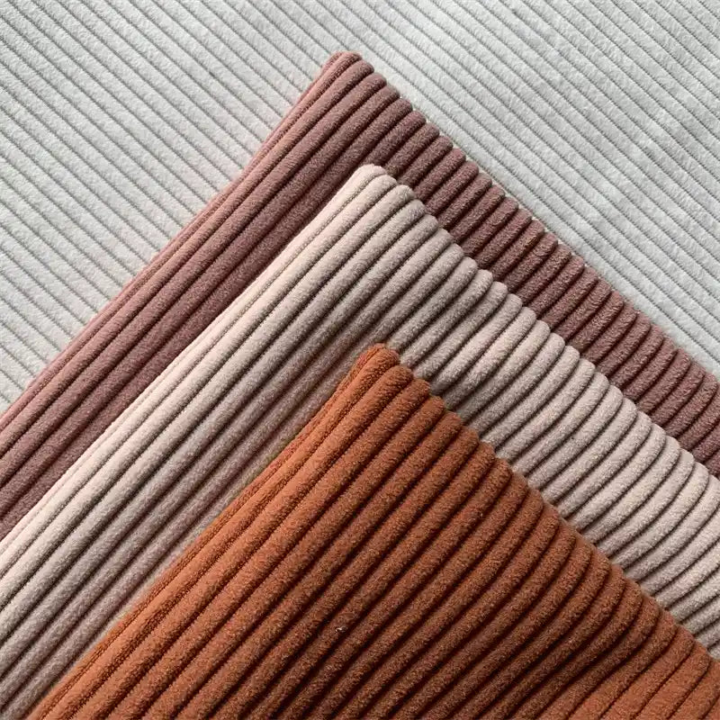 Quatre pièces de Tissu côtelé polyester 4,5 côtes au mètre de Longan Craft France en gris clair, rose poussiéreux, beige et rouille présentent de larges côtes de style corduroy et une texture douce et veloutée, idéale pour les pantalons.