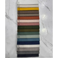 Une carte d'échantillons de tissu de Longan Craft France présente 16 échantillons de Tissu côtelé polyester 4,5 côtes au mètre et de Tissu velours côtelé uni à côtes larges, chacun étiqueté de 1 à 16 sur une surface blanche à motif marbré. Idéal pour les pantalons.