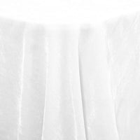 Gros plan sur une table ronde blanche drapée de Velours de soie de mûrier doux de Longan Craft France, un velours de soie-rayon lisse et légèrement texturé, idéal pour l'ameublement, la couture et les projets créatifs.