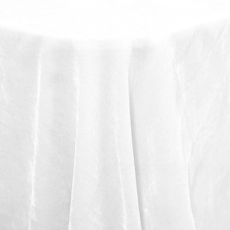 Gros plan sur une table ronde blanche drapée de Velours de soie de mûrier doux de Longan Craft France, un velours de soie-rayon lisse et légèrement texturé, idéal pour l'ameublement, la couture et les projets créatifs.