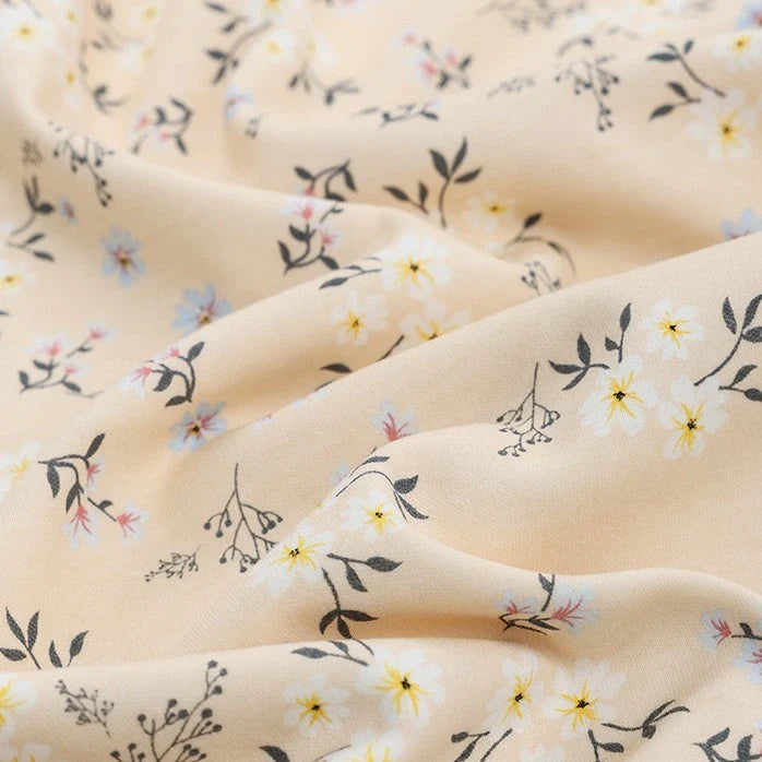 Gros plan sur le Jersey coton imprimé à motifs animaliers et botaniques au mètre de Longan Craft France, un tissu épais en jersey de coton à la texture lisse et aux plis doux, parfait pour les tissus vêtements décontractés type sweat-shirt.