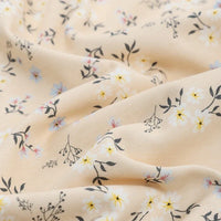 Gros plan sur le Jersey coton imprimé à motifs animaliers et botaniques au mètre de Longan Craft France, un tissu épais en jersey de coton à la texture lisse et aux plis doux, parfait pour les tissus vêtements décontractés type sweat-shirt.